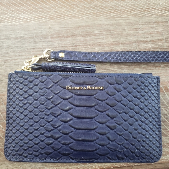 Dooney and Bourke wristlet - Picture 1 of 13